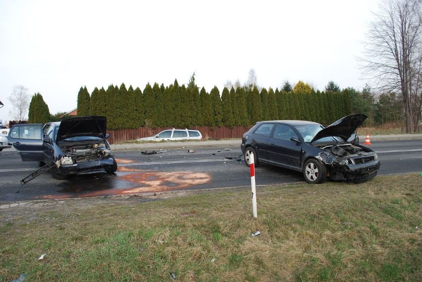 Zderzenie audi z volkswagenem w Ropczycach. 22-letni kierowca audi trafił do szpitala