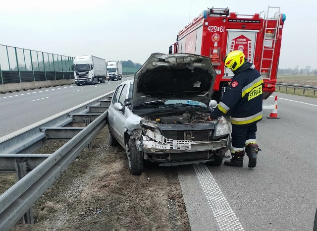 W sobotę, 2 marca, na autostradzie A2 doszło do groźnej kolizji. Samochód osobowy uderzył w barierki.