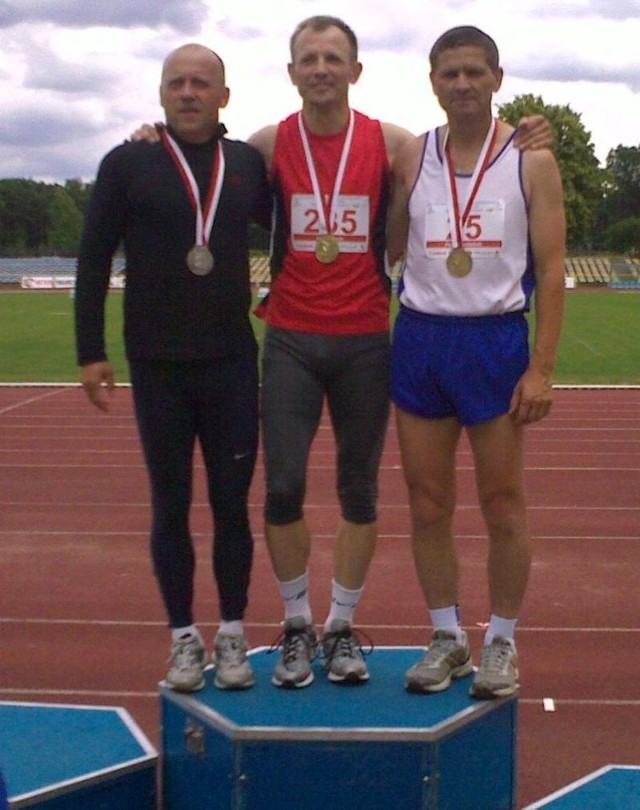 Piotr Płoskoński (pierwszy z prawej), długodystansowiec z Rusinowa, wystartuje w czasie weekendu w mistrzostwach Polski weteranów w lekkiej atletyce. Zapowiada walkę o medale.