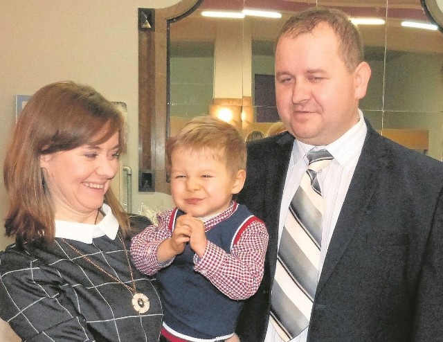 Trzyletni Bartuś Bukała jest, mimo choroby bardzo radosnym dzieckiem. Na zdjęciu z rodzicami Agnieszką i Grzegorzem.