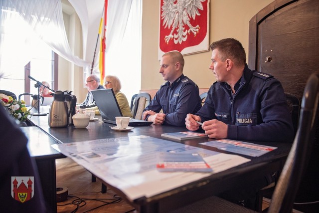 St. asp. Paweł Walaszek oraz sierż. sztab. Marcin Ruciński omówili zagadnienia  związane z bezpieczeństwem seniorów