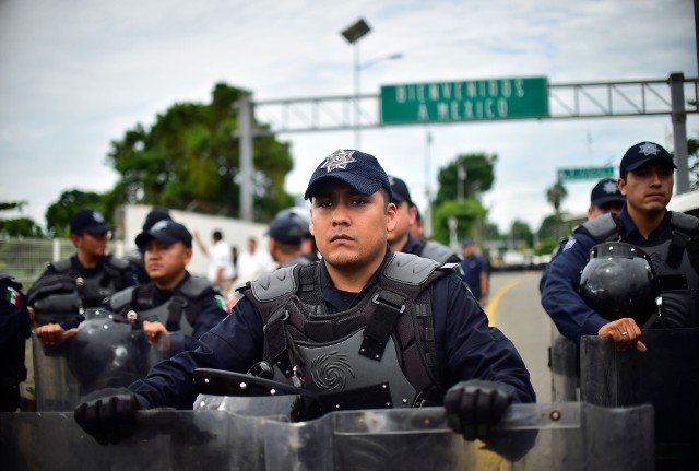 Karawana z tysiącami migrantów zmierzających do USA zatrzymana przez meksykańską policję na granicy.