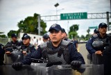 Karawana z tysiącami migrantów zmierzających do USA zatrzymana przez meksykańską policję na granicy [ZDJĘCIA] 
