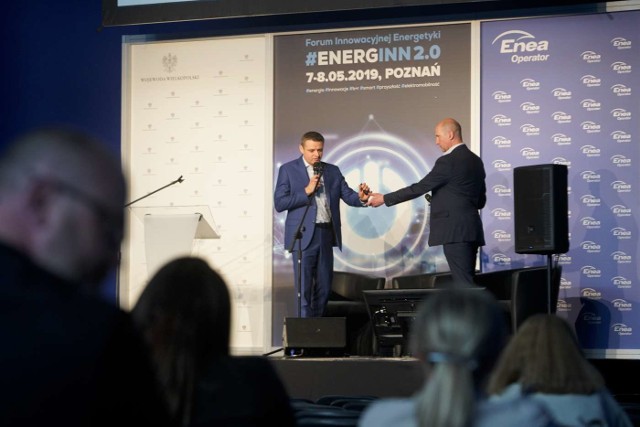 Jak wygląda elektromobilność w Polsce? Eksperci podczas odbywającego się na Międzynarodowych Targach Poznańskich Forum innowacyjnej Energetyki #Energinn przekonywali, że tendencja jest wzrostowa. Po polskich drogach coraz więcej kursuje pojazdów elektrycznych. Tylko w zeszłym roku zakupiono ich 1324 – głównie przez sektor publiczny.