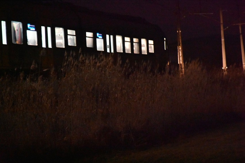 Tragedia na torach w Zagórzanach. Pieszy zginął na przejeździe kolejowym w powiecie gorlickim. Pociągiem podróżowało 120 osób