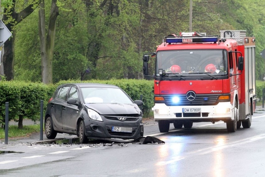 Wrocław: Wypadek na Wróblewskiego. Dwie osoby ranne. Kierowca był pijany? (ZDJĘCIA)