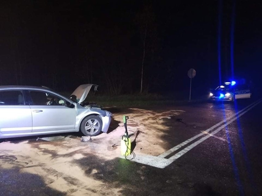 Wypadek w miejscowości Korzeniste na DK 63. Skoda zderzyła się z volkswagenem. Są ranni [ZDJĘCIA] 