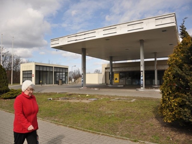 Dawną stację paliw Lotos czeka rozbiórka w związku z budową nowej galerii