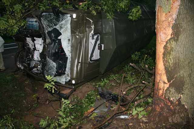 Ciężarowe iveco przewróciło się i uderzyło w drzewo.