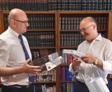 Dwie kieleckie biblioteki otrzymały książki od posła i wiceministra spraw zagranicznych Piotra Wawrzyka [ZDJĘCIA]