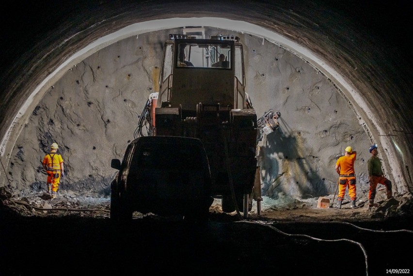 Budowa dwóch tuneli na drodze ekspresowej S1 w Beskidach,...