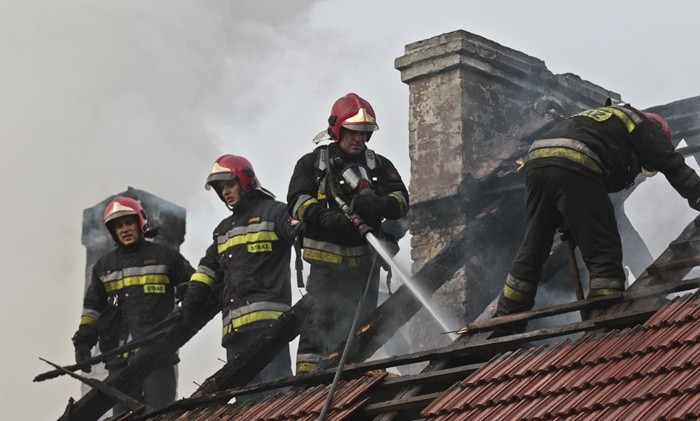 Pożar domu w Kiełpinie. Podczas akcji mogło dojść do wybuchu [ZDJĘCIA]