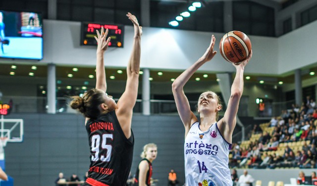 Karolina Poboży (z prawej), środkowa Artego Bydgoszcz, w meczu EuroCup przeciwko Spartakowi Moskwa Widnoje.