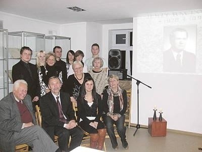 Jadwiga Raczyńska (z prawej), Lech Raczyński (z lewej) oraz znajomi i organizatorzy spotkania z poezją Jerzego Raczyńskiego Fot. archiwum muzeum