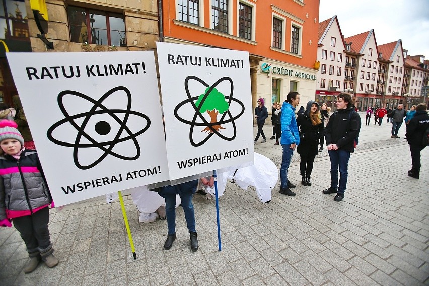 Młodzieżowy strajk klimatyczny w centrum Wrocławia. Uczniowie przeszli Świdnicką (ZDJĘCIA)