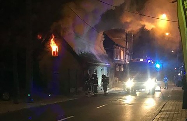 Pożar pustostanu wybuchł w piątek (14 września) po godz. 21.00. Na miejsce wyjechały wozy straży pożarnej. Kiedy strażacy dojechali na miejsce, dom już cały płonął. – To pustostan przy ul. Strzeleckiej – powiedział nam dyżurny zielonogórskich strażaków. Z ogniem walczyło pięć strażackich jednostek. Ulica Strzelecka została zamknięta dla ruchu.Najprawdopodobniej opuszczony dom został podpalony.