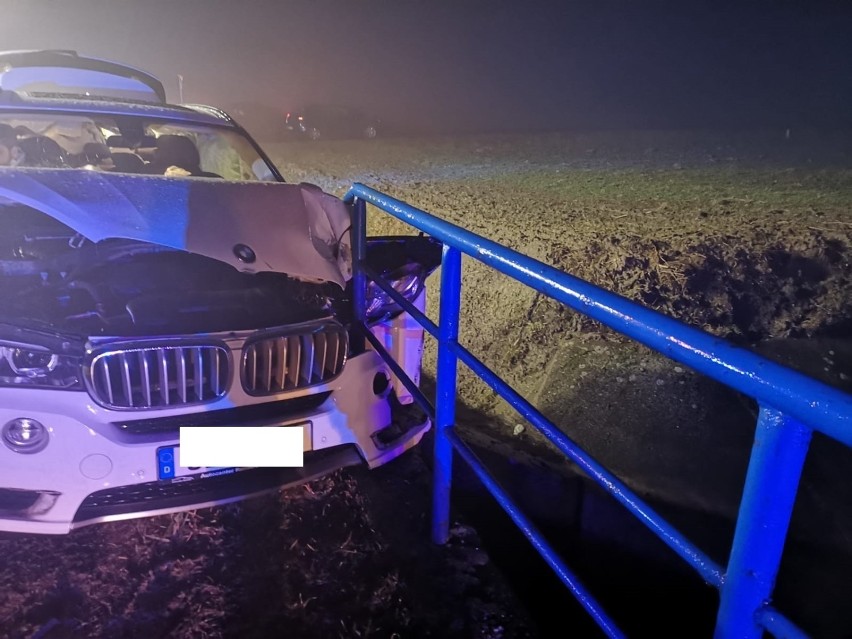 Kierowca BMW uderzył w barierki.