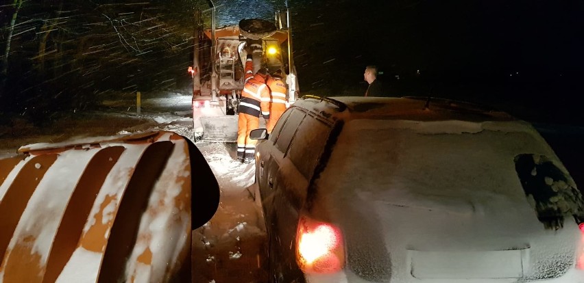 Sokolniki. Na lokalnej drodze z Wawelna w kierunku Dąbrowy....