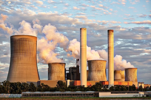 Elektrownie węglowe, przywrócone do pracy z rezerwy, powinny mieć możliwość dłuższego pozostawania w sieci – postanowił w środę rząd Niemiec. Kwestia dalszej eksploatacji elektrowni jądrowych jest nadal przedmiotem gorących dyskusji. Zdjęcie ilustracyjne.