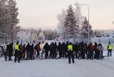 Nielegalni imigranci na rowerach szturmują granicę z Finlandią. Rosja rozpoczęła kolejną wojnę hybrydową