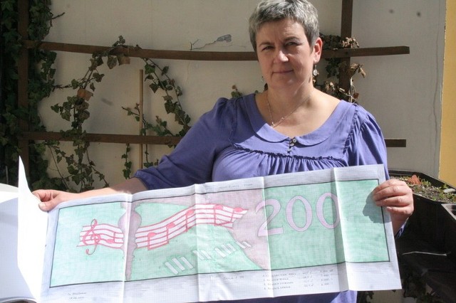 Bogumiła Szymańska pokazuje projekt dywanu kwiatowego nawiązującego do 200 rocznicy urodzin Fryderyka Chopina