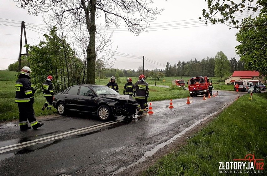 Audi wpadło w poślizg i uderzyło w drzewo [ZDJĘCIA]