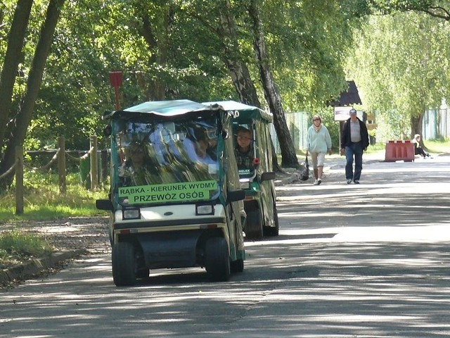Problemy z wjazdem samochodów elektrycznych łebskich przewoźników do Rąbki omawiano na sesji rady.