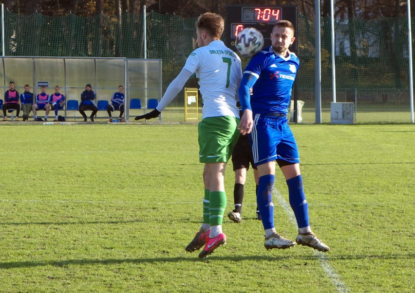 Sokół Sieniawa (niebieskie stroje) pokonał Orlęta Radzyń...