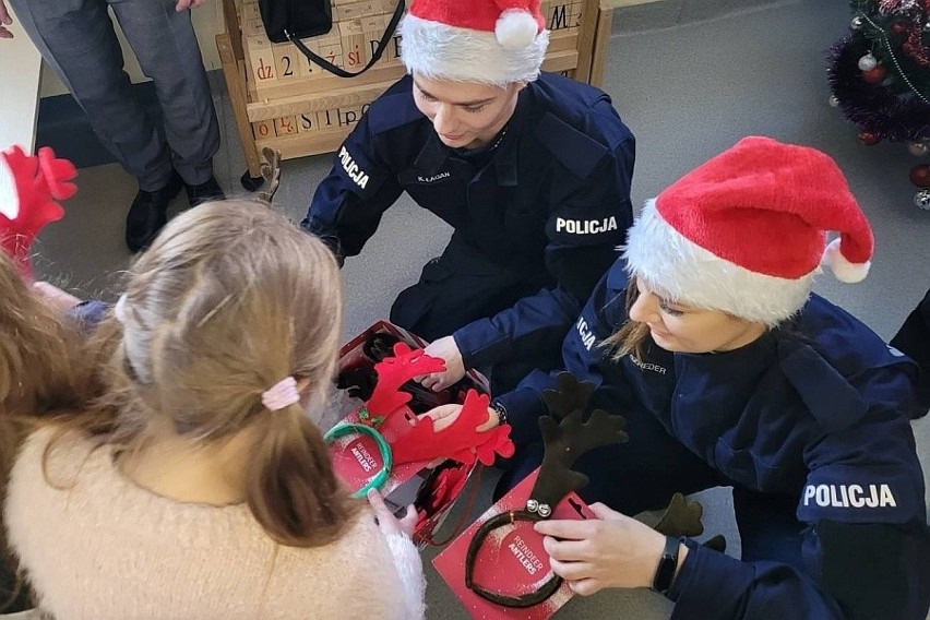 Słuchacze Szkoły Policji w Słupsku odwiedzili dziś dzieci w...