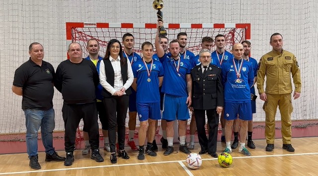 Strażacy z OSP Gomunice wygrali I Powiatowy Turniej Halowej Piłki Nożnej Drużyn Ochotniczych Straży Pożarnych w Radomsku
