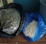 Duża ilość narkotyków w mieszkaniu w Malborku. Kryminalni znaleźli amfetaminę i marihuanę. Jeden z podejrzanych tymczasowo aresztowany