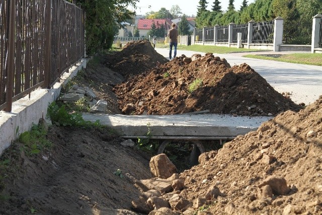 Część właścicieli posesji znajdujących się przy ulicy Jana Pawła II protestuje przeciwko zasypywaniu rowów drenażowych, w miejscu których ma powstać chodnik.