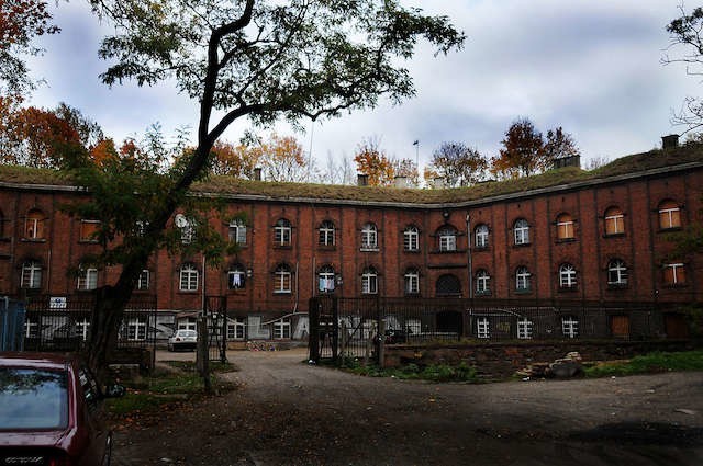 Leżący przy ulicy Sowińskiego Fort św. Jakuba wciąż jest zamieszkały. - Wykwaterować trzeba ludzi z 21 lokali, w tym z 15 z wyroków eksmisyjnych - mówi Monika Mikulska, dyrektor Zakładu Gospodarki Mieszkaniowej w Toruniu