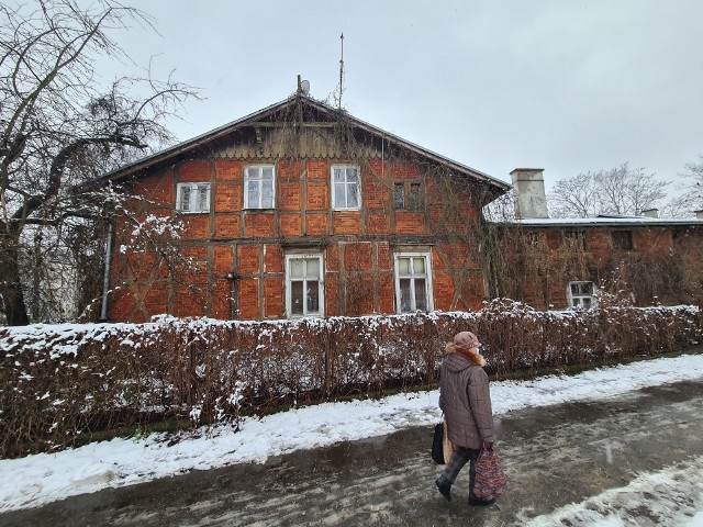 Budynki przy Szosie Chełmińskiej 49-51 powstały w 1869 roku, zostały jednak przebudowane pod koniec XIX i na początku XX wieku, gdy dom należał do Fritza Kauna, jednego z budowniczych toruńskiego Wilhelmstadtu