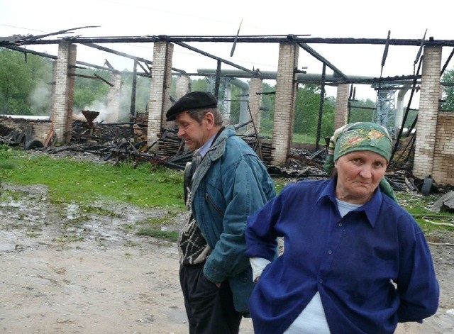 Mieczysław i Halina Janasowie w stodole zgromadzili zboże, maszyny, siano i słomę. Chcieli je uratować przed powodzią. W czwartek w nocy wszystko strawił ogień.