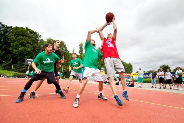 Już dziewiątego lipca czeka nas święto ulicznej koszykówki. Przed nami szósta edycja imprezy Trio Basket. W środę w samo południe ruszą zapisy drużyn chętnych do udziału w rozgrywkach.