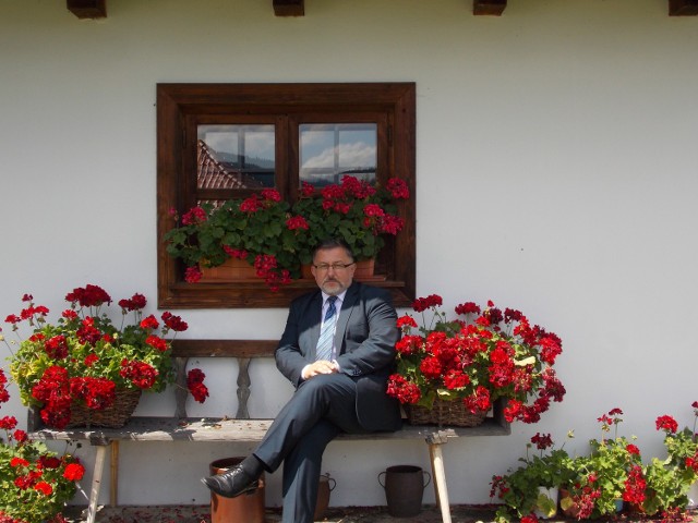 Krzysztof Jędrzejek ma 50 lat, jest radcą prawnym i pasjonatem lokalnej historii. Ratuje przed zniszczeniem drewniane zabytki