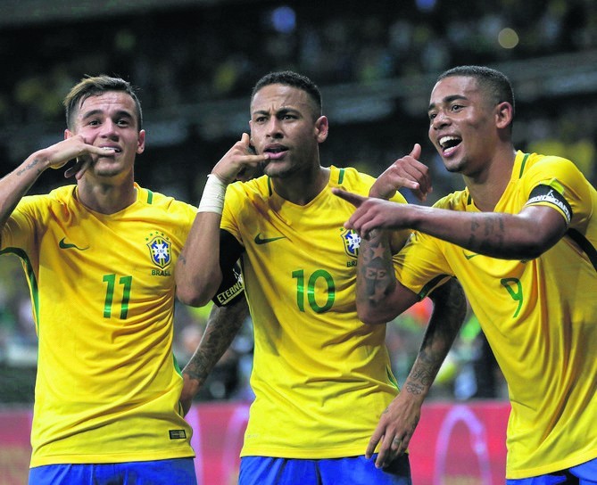 Piłkarze Brazylii Philippe Coutinho, Neymar i Gabriel Jesus...