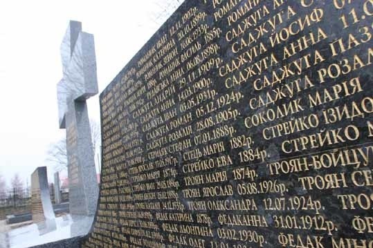 Ukraiński pomnik mieszkanców wsi pomordowanych 3 marca 1945...
