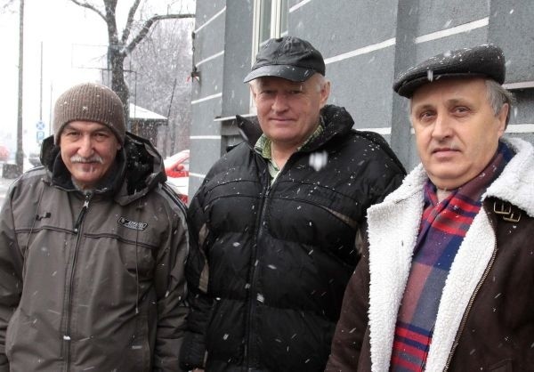 Roman Nosek, Stanisław Szymczyk i Janusz Skrzypek przepracowali w Fabryce Łączników po 40 i więcej lat, teraz nie mogą doczekać się należnych pieniędzy z tytułu pracy w upadłej już firmie.