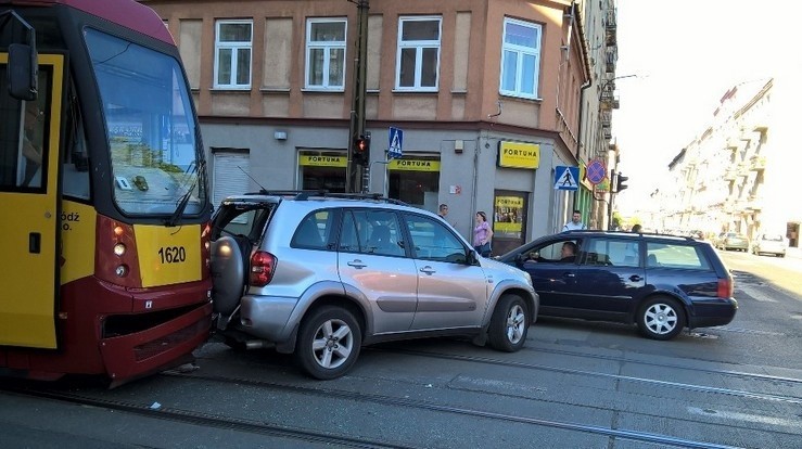 Wypadek na ul. Gdańskiej. Tramwaj zderzył się z samochodem osobowym 