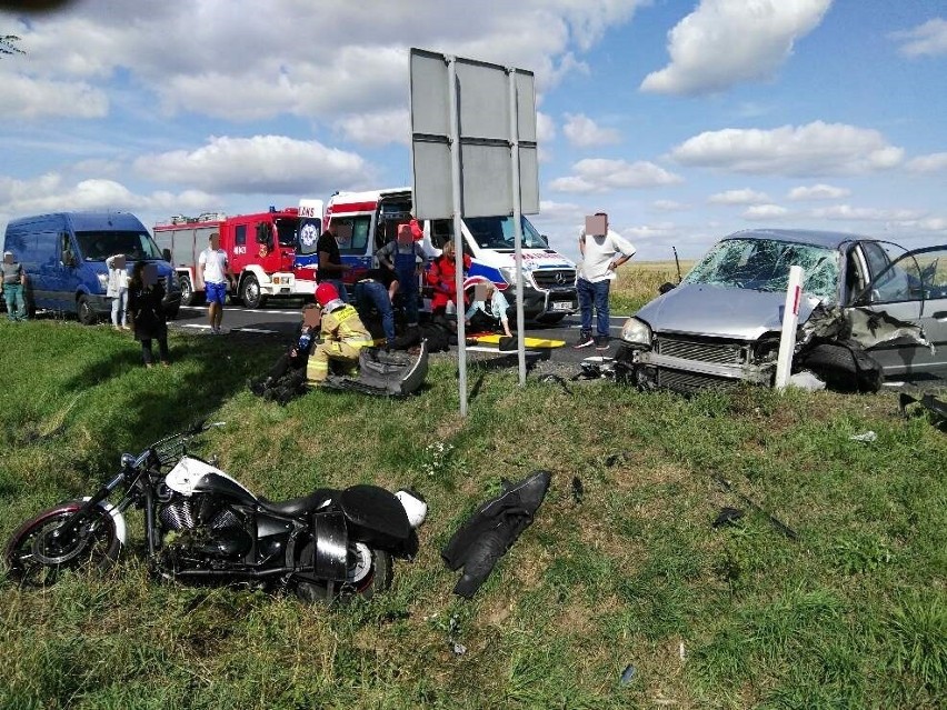 Samochód osobowy marki honda wjechał w grupę około 10...