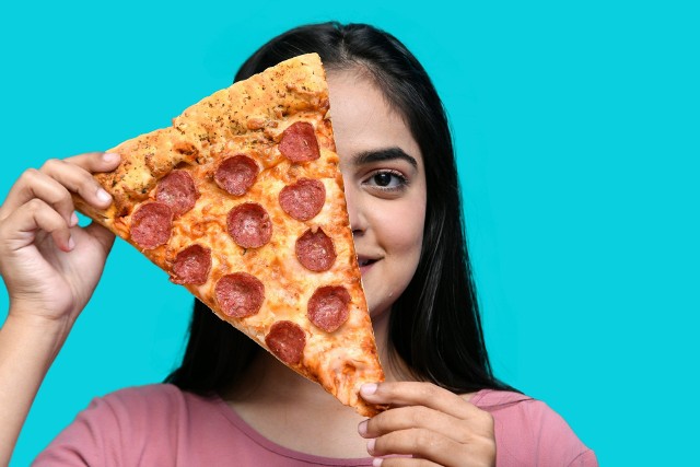 Pizza jest uwielbianą przez młodzież potrawą. Czy jest jednak na liście posiłków wspierających efektywną naukę?