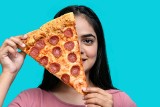 Pizza jako posiłek ucznia? Jakie jedzenie pomaga w przyswajaniu wiedzy? Dieta w czasie nauki i lista zdrowych przekąsek