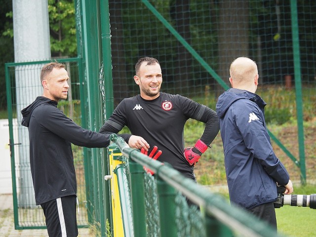 Konrad Reszka (w środku) jest chwalony po meczu z GKS Katowice