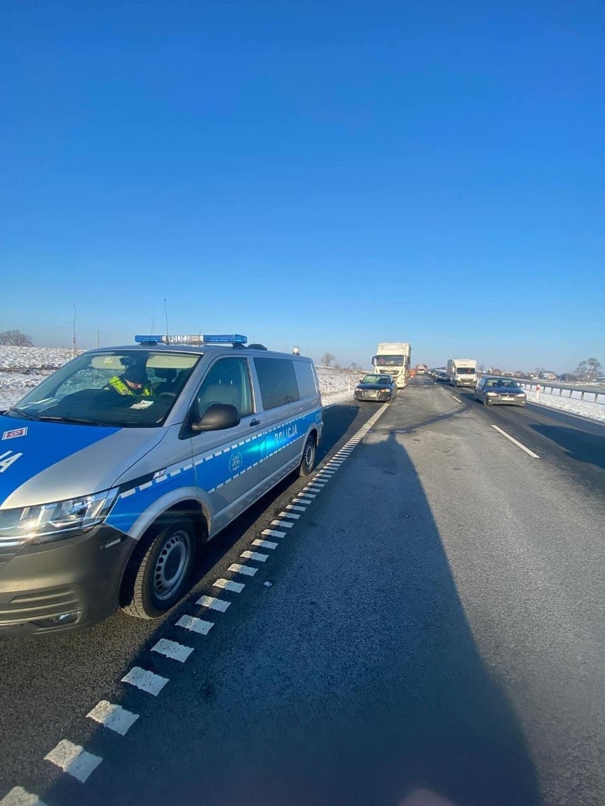 Powiat żniński. Tafla lodu spadła na szybę audi. Ranna kobieta przebywa w szpitalu.