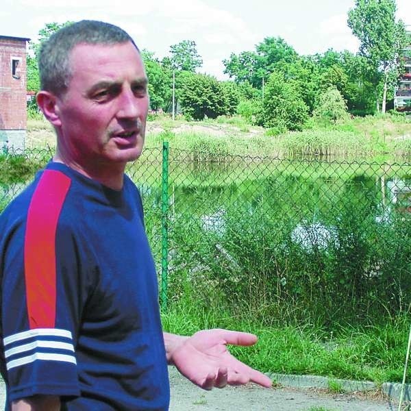 - Zasypanie tego stawu może spowodować, że wody gruntowe zagrożą okolicznym blokom - obawia się Marek Maćkowiak.