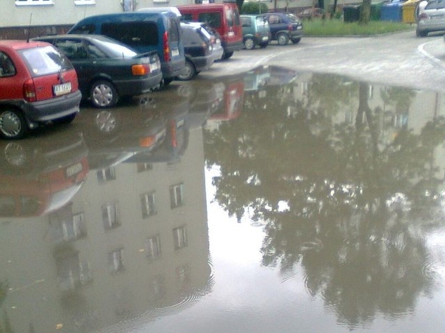 Woda zalega także na parkingu przy ulicy Skalna Górna (bloki numer 13 i 17) na tarnobrzeskim osiedlu Przywiśle.