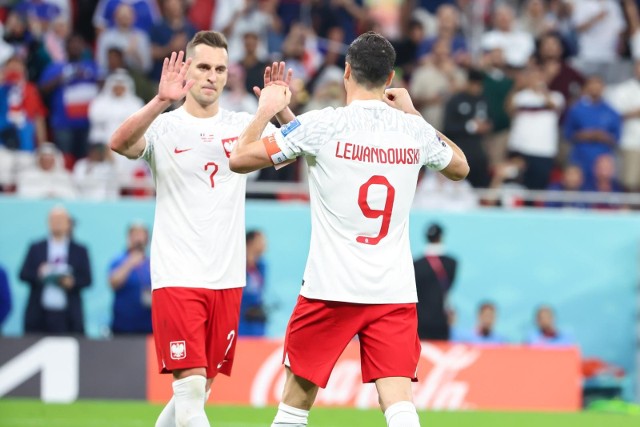 Arkadiusz Milik i Robert Lewandowski po meczu z Francją w Katarze