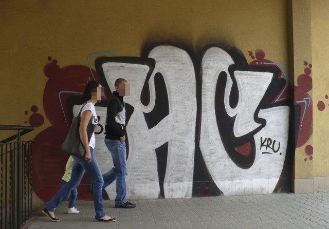 Przejście z ul. Kraszewskiego na Lwowską. Nowe ściany szybko pokryło kolorowe graffiti